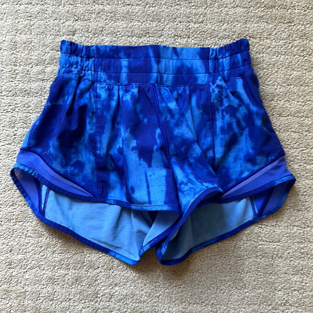 lululemon hotty hot 2.5” shorts
